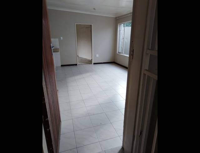 1 BEDROOM PROPERTY TO RENT IN FLORIDA LAKE